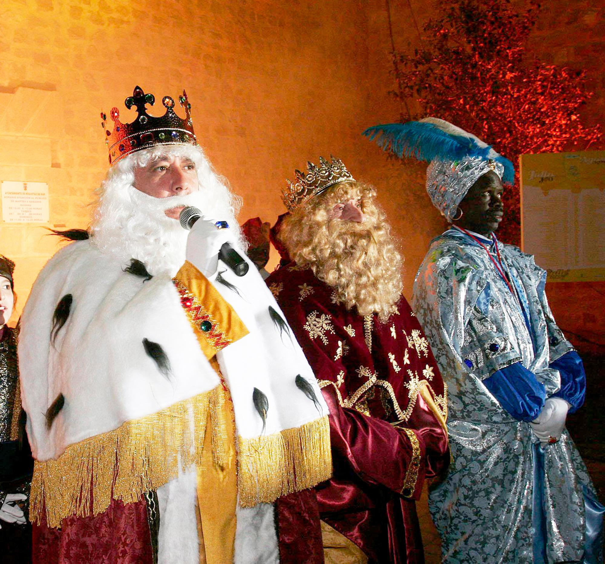 El presidente del PP andaluz, Javier Arenas (i) disfrazado como el Rey Mago Melchor, saluda, acompañado de Gaspar y Baltasar, a las decenas de personas que se han congregado en las calles almerienses de Roquetas de Mar para disfrutar de la cabalgata de los Reyes Magos.