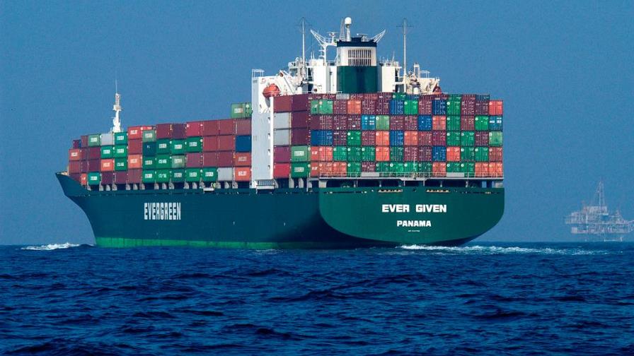 Unos 200 barcos atascados en canal de Suez mientras Egipto busca compensación