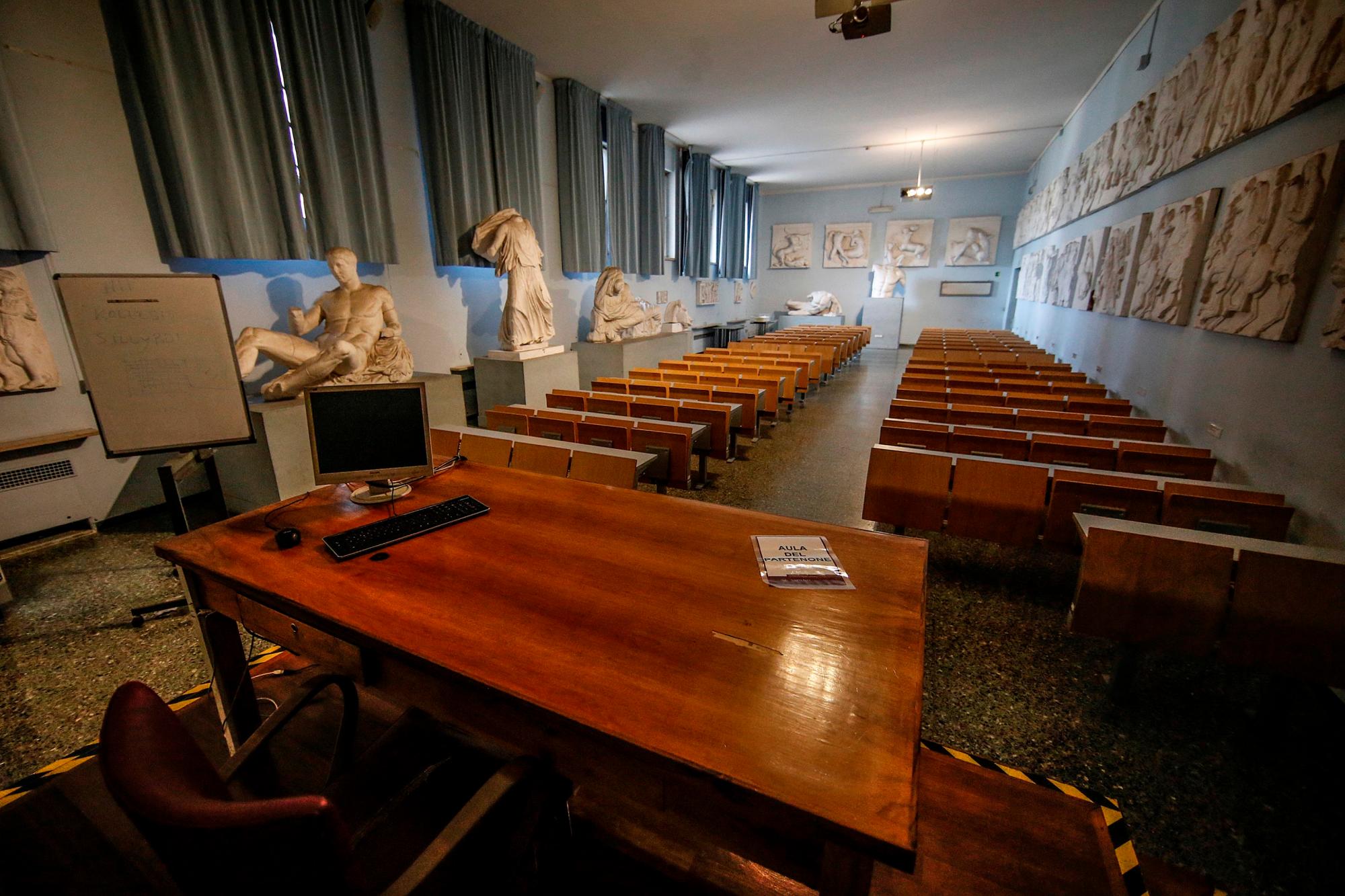 Una vista del campus casi desierto de la Universidad La Sapienza en Roma, Italia, 05 de marzo de 2020. Todas las escuelas e instituciones de aprendizaje en toda Italia han estado cerradas hasta el 15 de marzo de 2020 en un intento para detener la propagación del coronavirus SARS-CoV-2 que causa la enfermedad COVID-19. Hasta ahora, ha habido al menos 2.700 casos confirmados y 107 muertes por la enfermedad en el país mediterráneo. (Italia, Roma) 