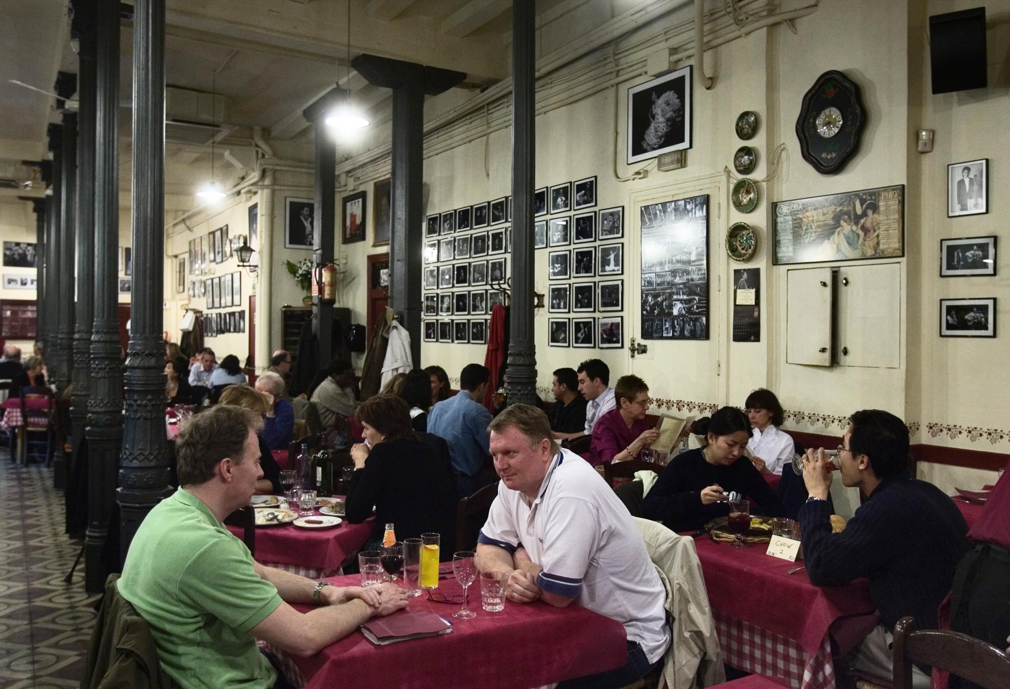 Turistas cenan en el restaurante - tablao madrileño con actuaciones de flamenco Casa Patas.