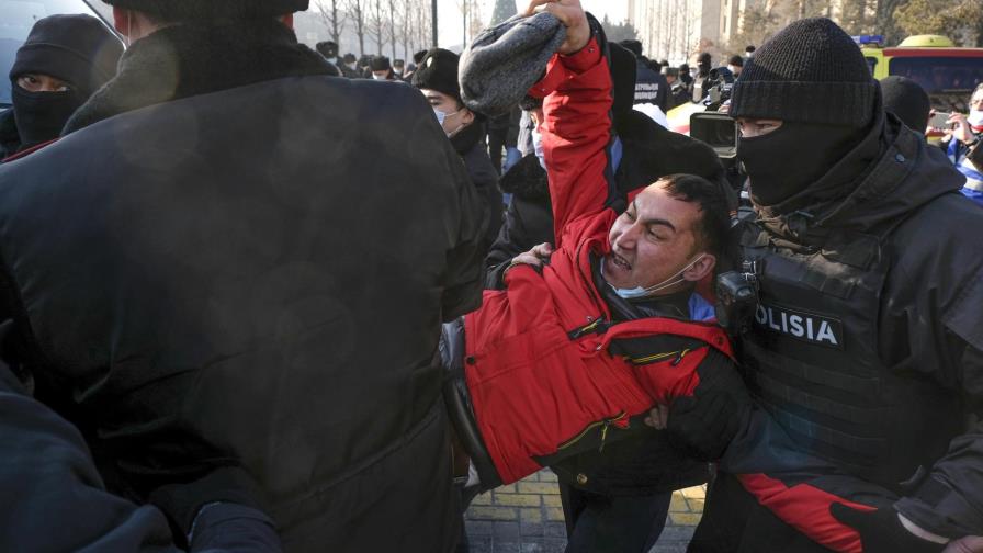Arrestan a personas por protestar elección de Kazajistán