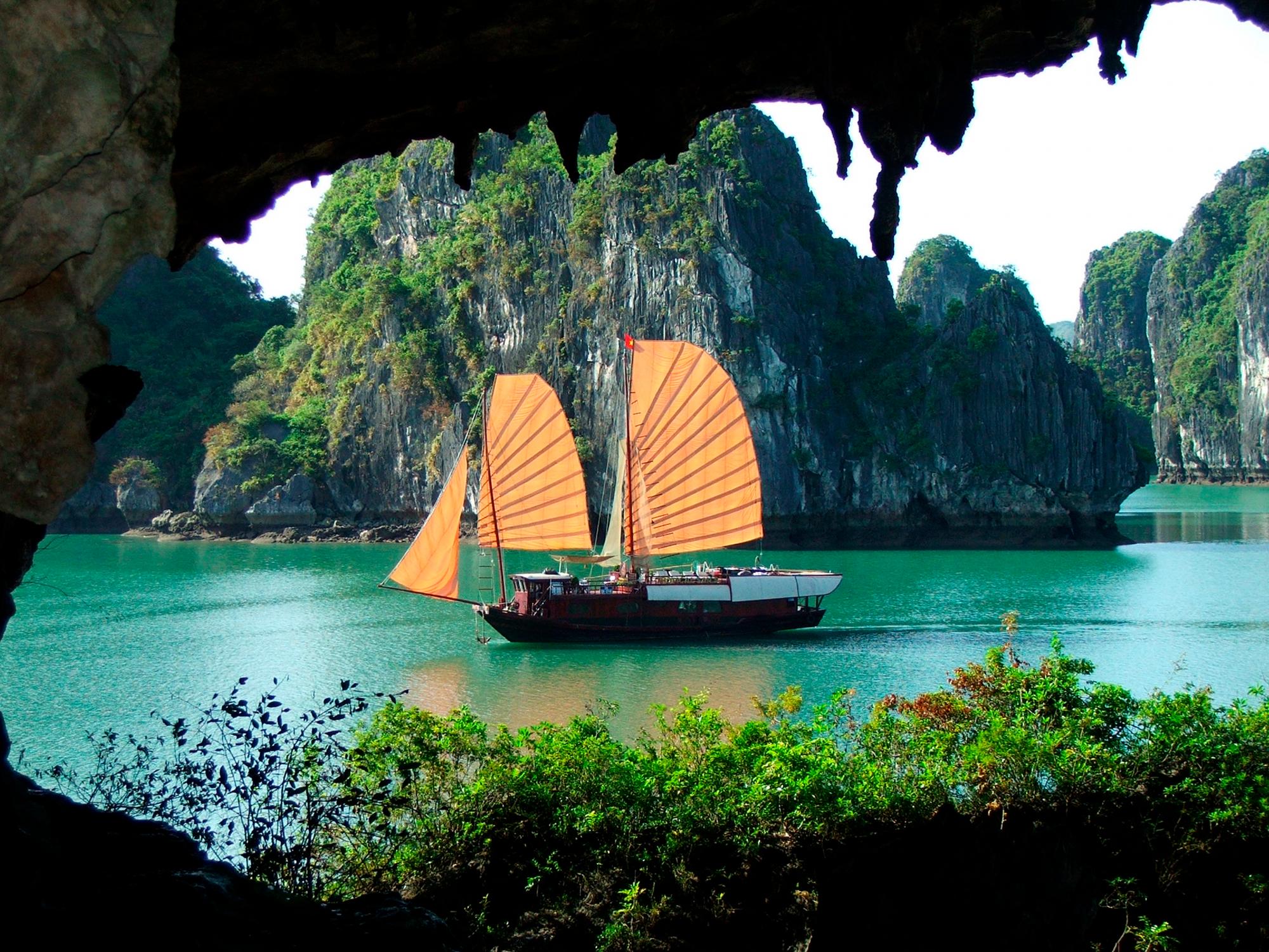 Una embarcación de las habituales que navega por la provincia vietnamita de Quang Ninh, donde se ubica la bahÌa de Ha Long.