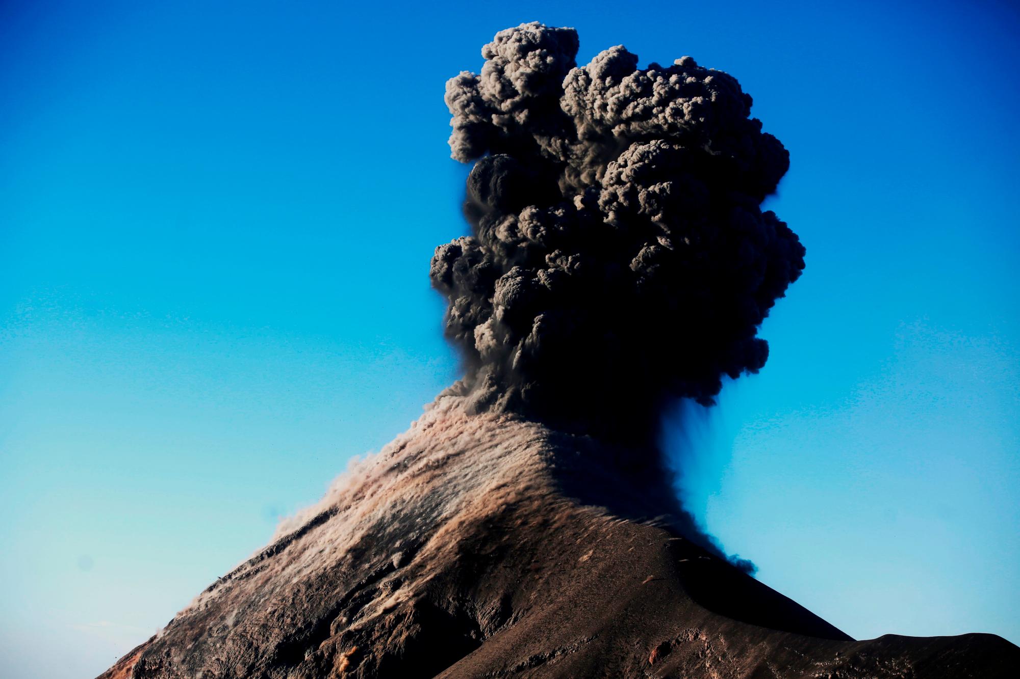 GU3008. ACATENANGO (GUATEMALA), 28/11/2018.- Fotografía del Volcán de Fuego con una columna de cenizas hoy, miércoles 28 de noviembre de 2018, desde un campamento una ladera del volcán de Acatenango (Guatemala). Según la Coordinadora Nacional para la Reducción de desastres (CONRED) el volcán presentó hoy de siete a diez explosiones por hora con características moderadas y fuertes y columnas de ceniza a una altura aproximada de 5.000 metros sobre el nivel del mar. 