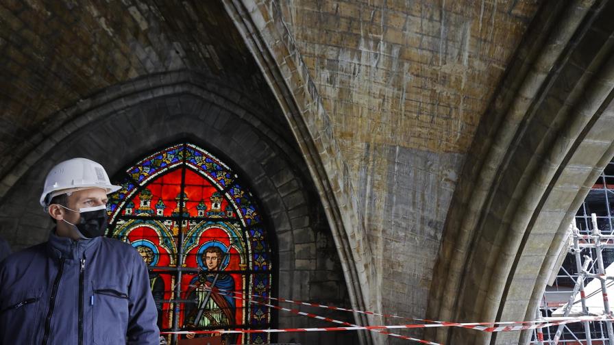Macron visita Notre Dame a dos años del incendio