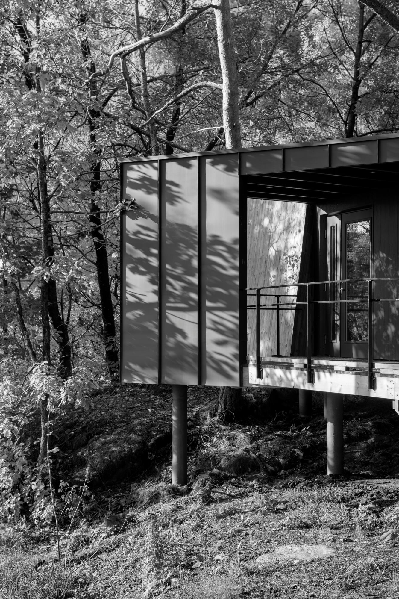 Vista de la cabina en una foto en blanco y negro.