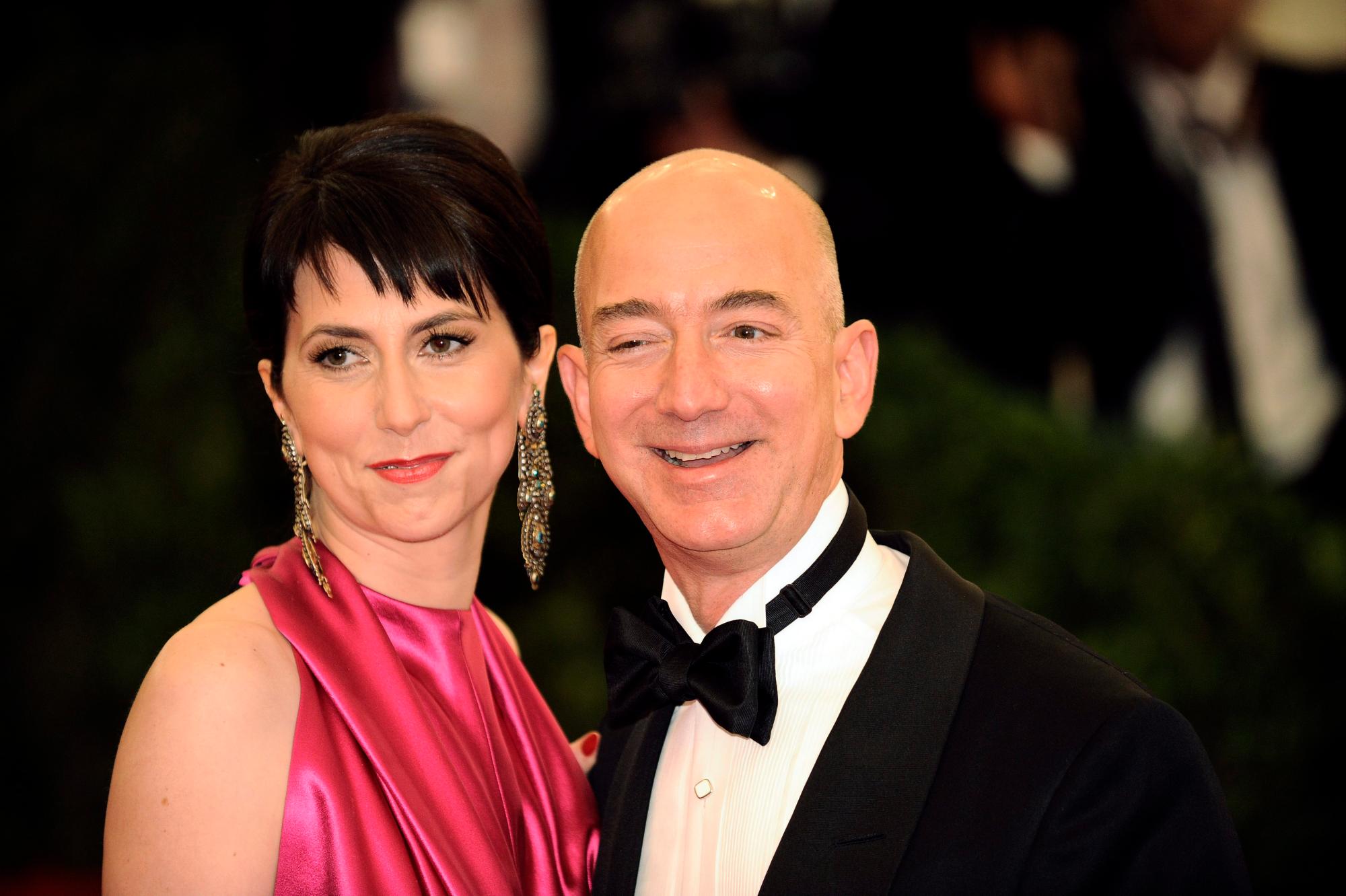  El director ejecutivo de Amazon, Jeff Bezos (d), y su esposa MacKenzie, a su llegada hoy, lunes 7 de mayo de 2012, al evento Costume Institute Gala del Museo Metropolitano de Artes, en Nueva York. Actualmente Bezos y  MacKenzie se están divorciando. 