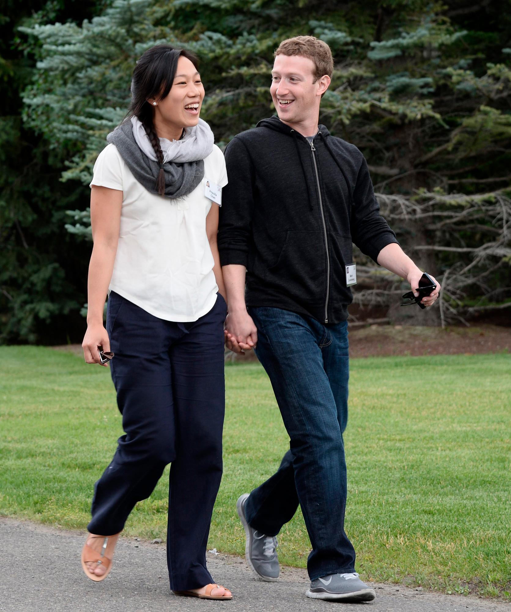  El presidente ejecutivo y fundador de Facebook, Mark Zuckerberg (d), asiste en compañía de su esposa Priscilla Chan (i) el jueves  11 de julio de 2013, a la 31 edición de la Conferencia Anual de Media y Tecnología de Allen & Company, en Sun Valley Idaho (EEUU). El evento reunió  a líderes de los mundos de la tecnología, deportes, medios, industria y política.