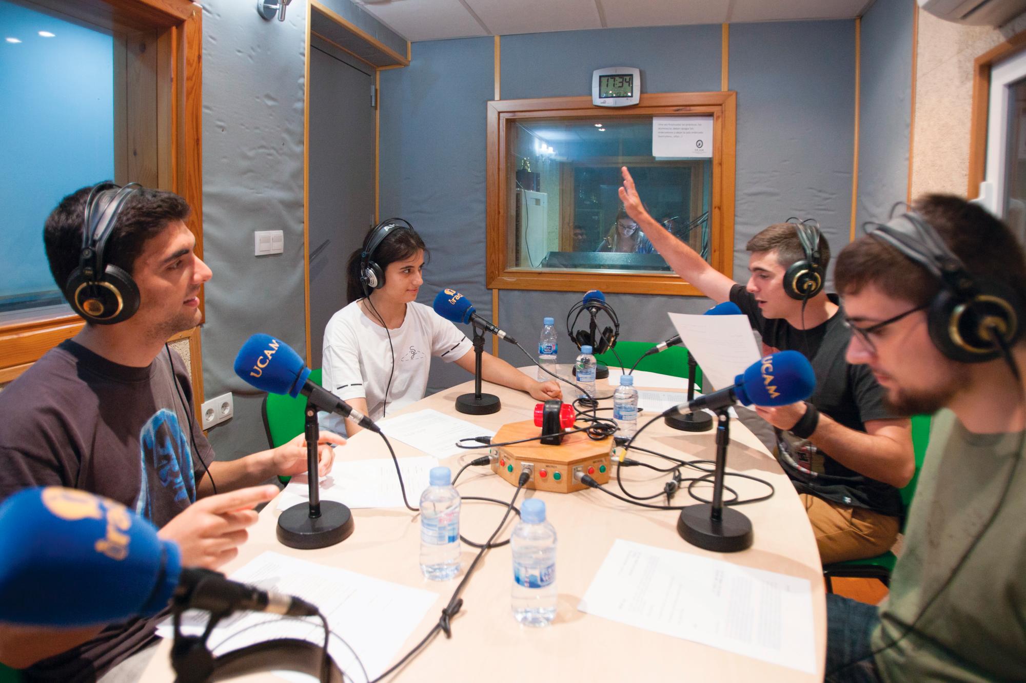 Imagen de estudiantes de radio haciendo prácticas en las instalaciones de la UCAM de Murcia.