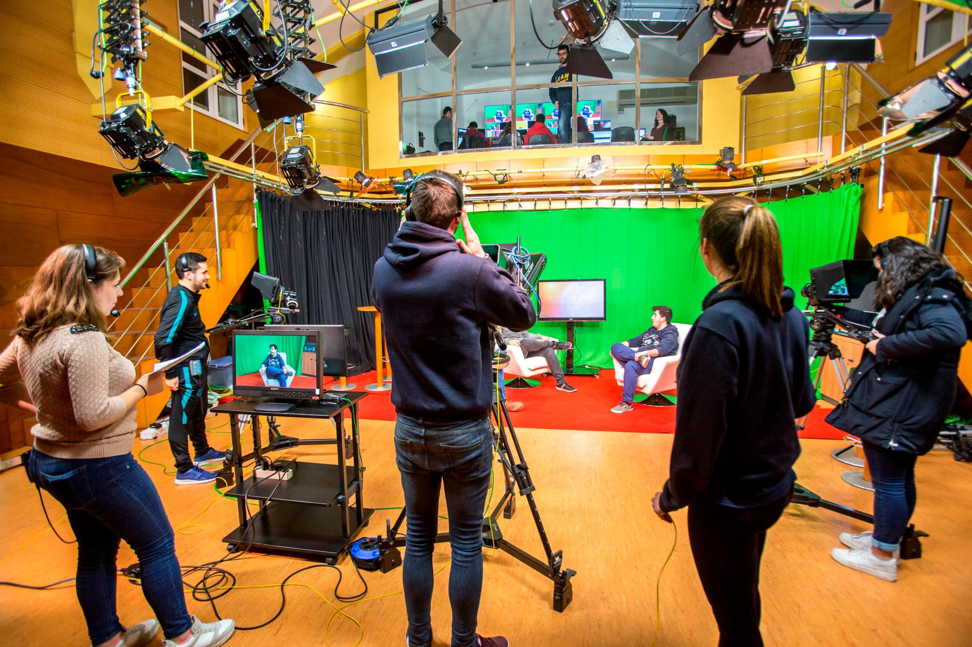 Estudiantes de Comunicación realizan prácticas en una planta de televisión en la UCAM.