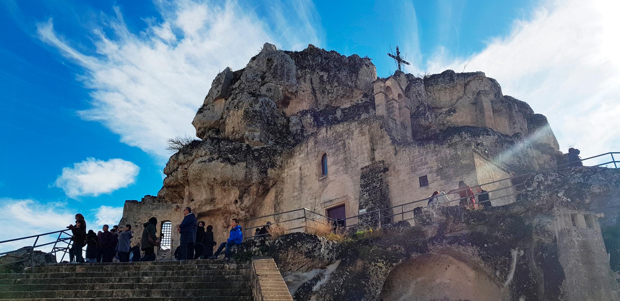 La iglesia rupestre de Santa María de Idris es una de las más impresionantes y visitadas de Matera, al encontrarse excavada en un montículo en medio del barrio de los  “Sassi“; y albergar en su interior antiguos frescos.