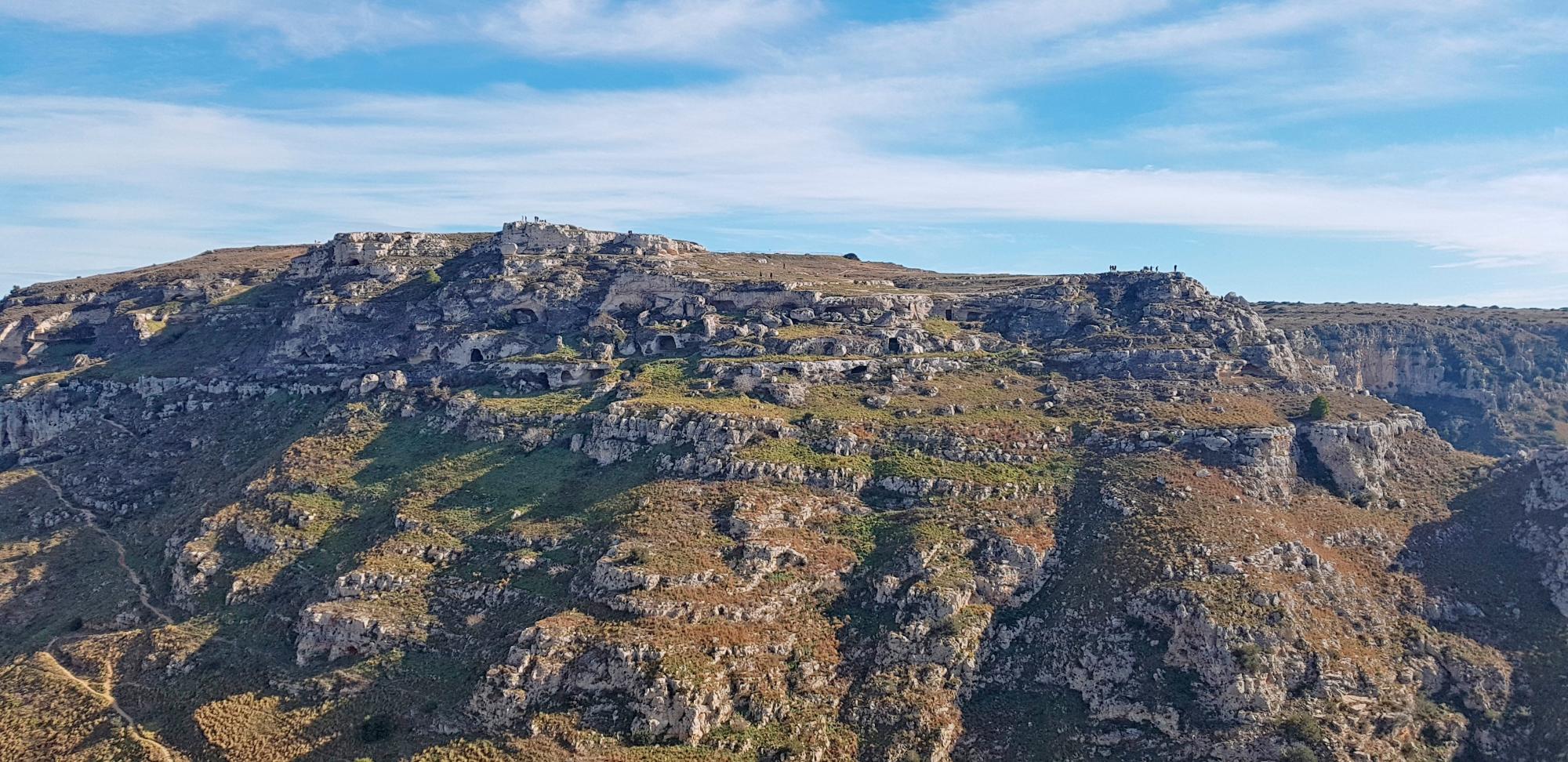Vista del Parque Nacional de la Murgia de Matera y de sus cuevas e iglesias rupestres, declaradas Patrimonio de la Humanidad por la UNESCO en 1993 junto al barrio de los  “Sassi“;, un asentamiento de casas excavadas en la roca.