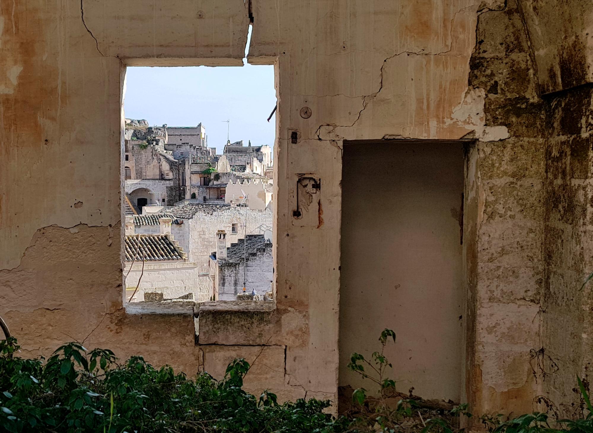 Vista de los “Sassi“; de Matera desde el interior de una de sus casas derruidas.