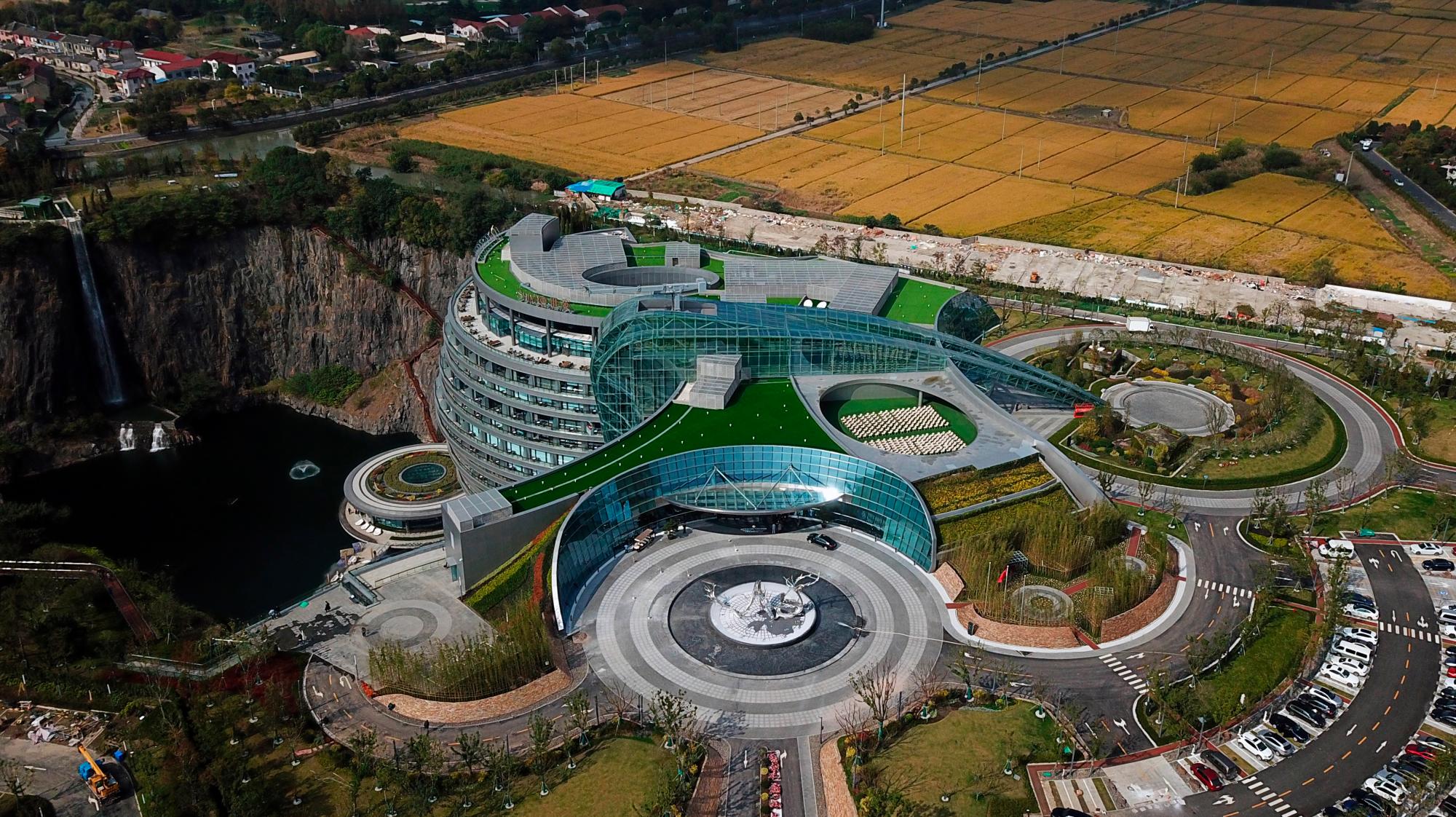Una vista general del complejo hotelero que compone el Shimao Wonderland Intercontinental en las inmediaciones de Shanghai, China.