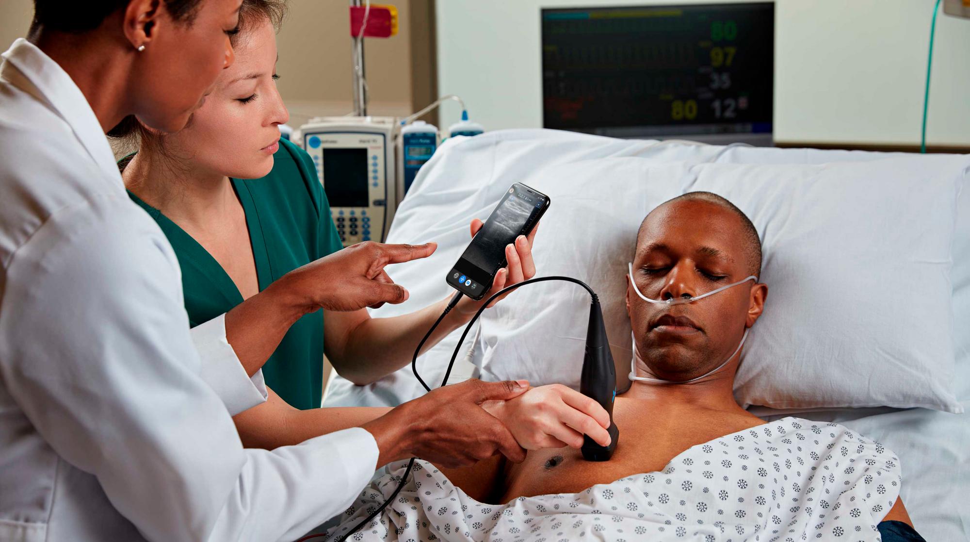 Aplicación de un escáner de ultrasonidos (ecógrafo) pequeño y de bajo costo en un hospital.