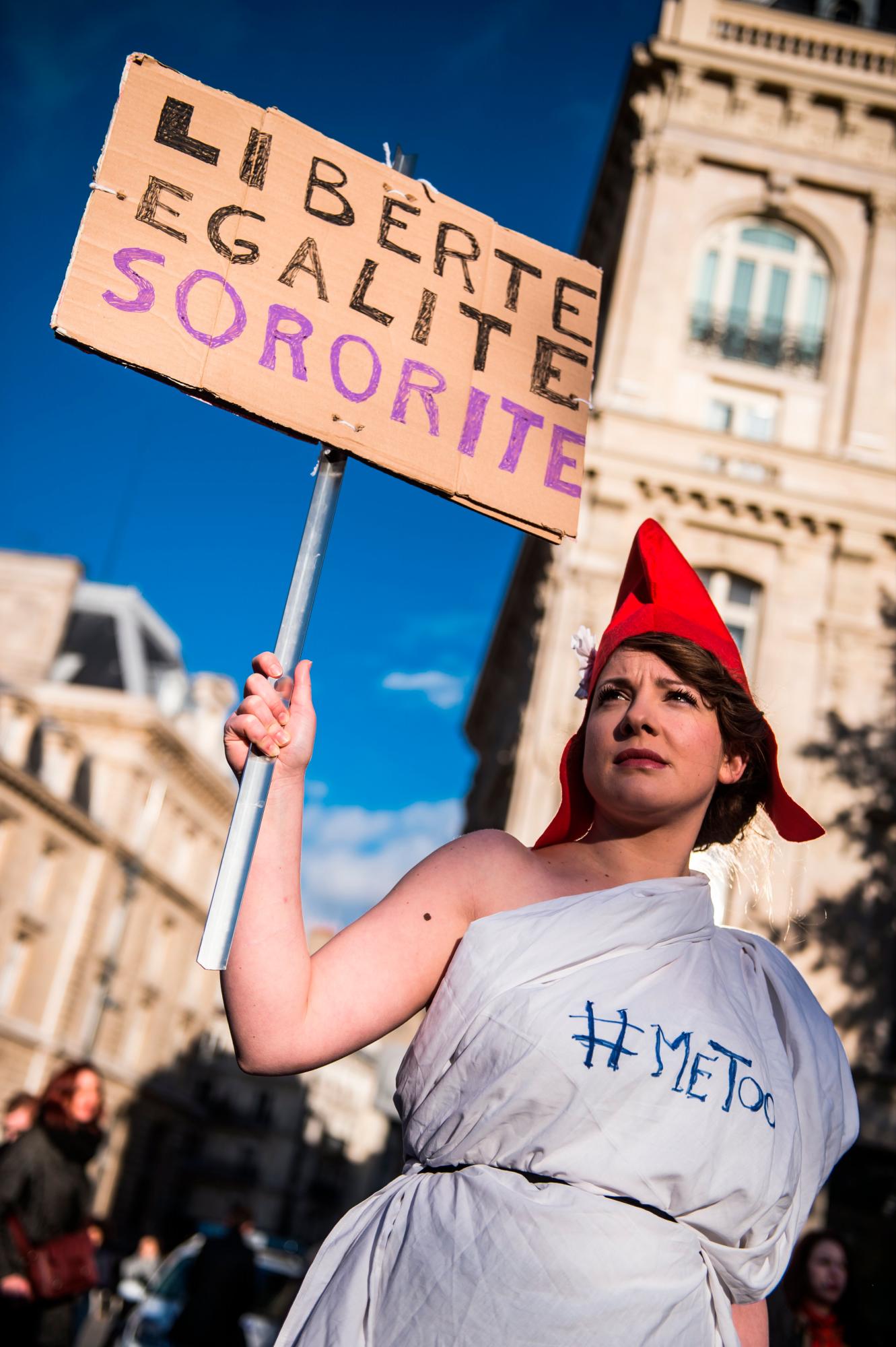 FRANCIA VIOLENCIA DE LAS MUJERES: París (Francia), 25/11 / 2017.- Una activista feminista viste como el símbolo de vestimenta ‘Marianne’ de la República Francesa, con el sello #MeToo sostiene un cartel que dice ‘Libertad de Igualdad de la Hermandad’ durante el Día Internacional de La marcha de la eliminación de la violencia contra la mujer en París, Francia, el 25 de noviembre de 2017.