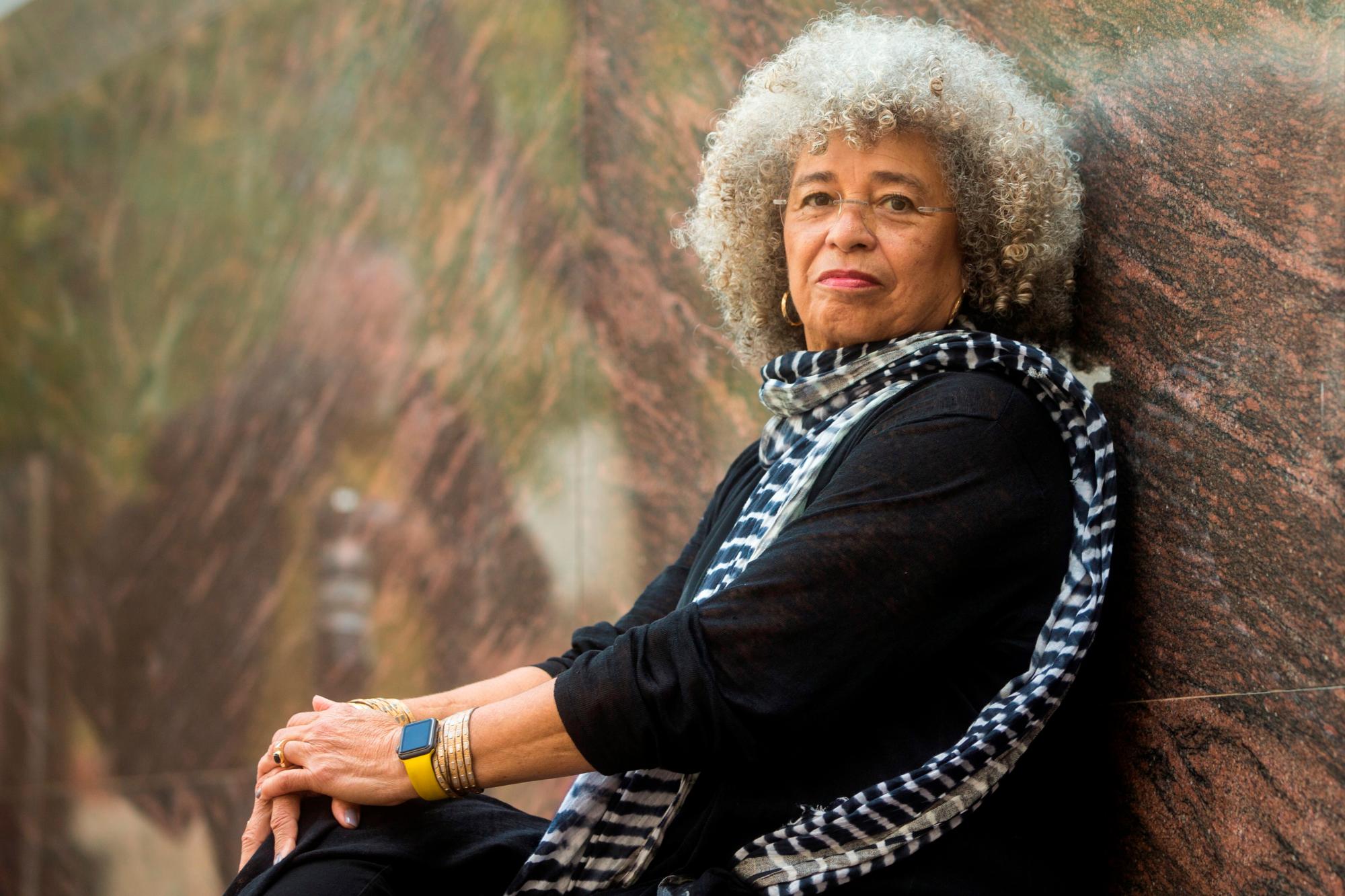 BARCELONA, 09/10/2017.- La histórica filósofa y activista afroamericana Angela Davis, posa para la prensa gráfica antes de la rueda de prensa que ha ofrecido hoy en Barcelona, en la que ha dicho sentirse muy privilegiada por estar hoy en Cataluña, y ha considerado que la gente debería tener el derecho a la autodeterminación en todo el mundo y poder tomar las decisiones que guíen su propio destino. 