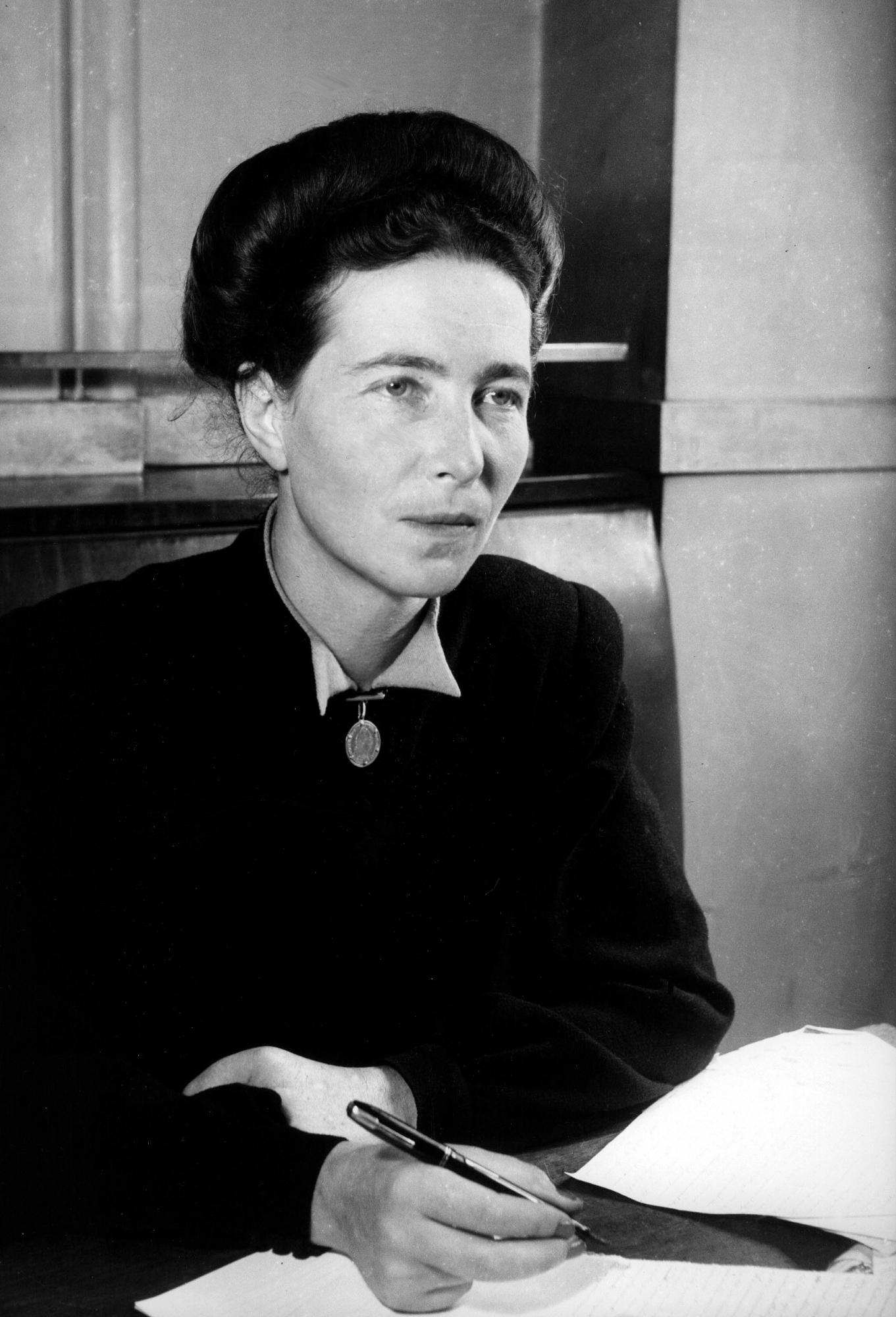 ESCRITORA SIMONE DE BEAUVOIR: (Sin fecha, hacia 1947).- La escritora francesa Simone de Beauvoir,  una de las líderes femenistas del periodo de la postguerra, sobre todo con la obra El segundo sexo; toma unas notas para su próximo trabajo.