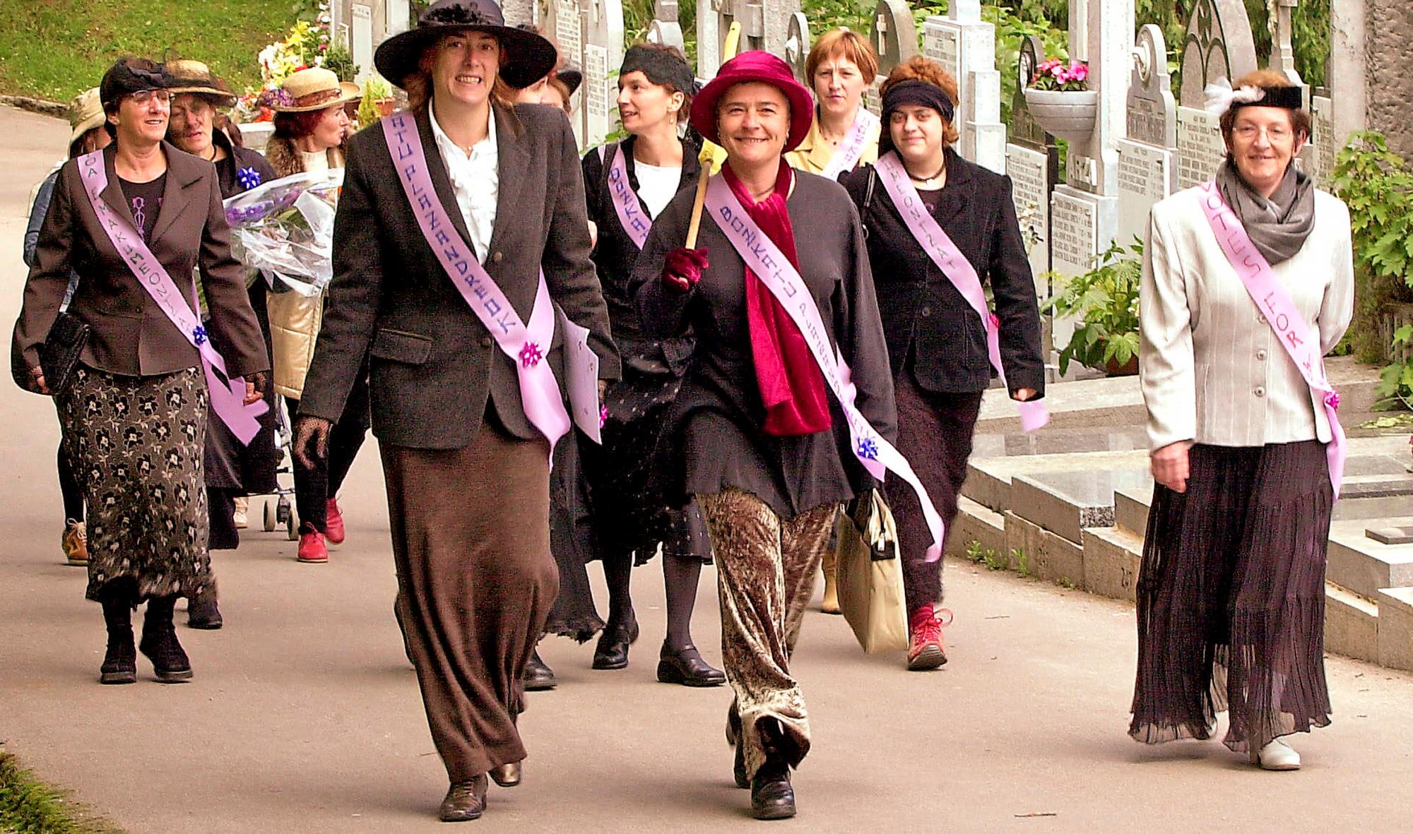 Un grupo de representantes del colectivo Plazandreok vestidas de sufragistas rinden homenaje en el cementerio de Polloe de San Sebastián a la histórica sufragista Clara Campoamor. 