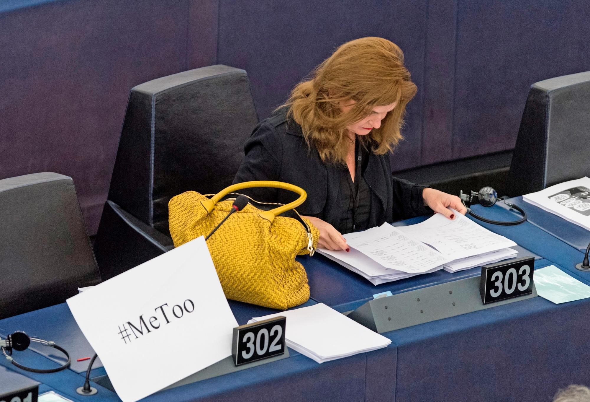 Marie-Pierre Vieu, miembro del Parlamento Europeo, del Grupo Confederal de la Izquierda Unitaria Europea - Izquierda Verde Nórdica, se sienta detrás de un cartel con el hashtag ‘MeToo’ durante un debate para discutir medidas preventivas contra el acoso y abuso sexual en la UE en el Parlamento Europeo Estrasburgo, Francia, 25 de octubre de 2017.