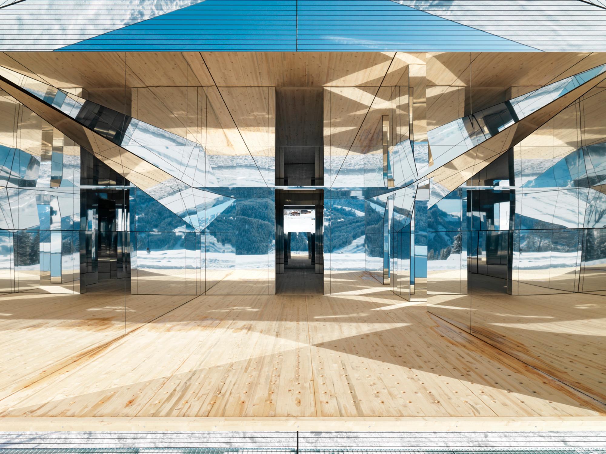 Vista interior de la ‘Mirage Gstaad’;casa de los espejos; suiza ubicada en Gstaad.