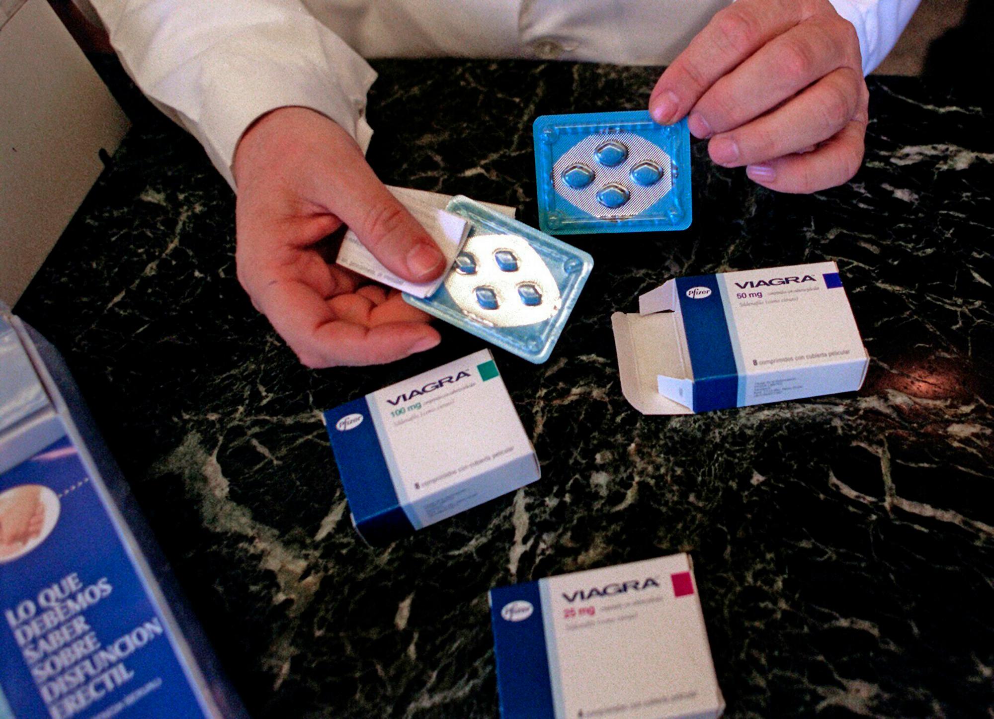 Cajas con pastillas de Viagra de diferentes miligramos.