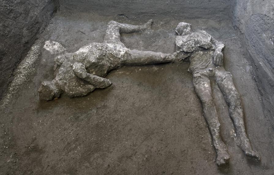 Desentierran cuerpos de amo y esclavo de cenizas de Pompeya