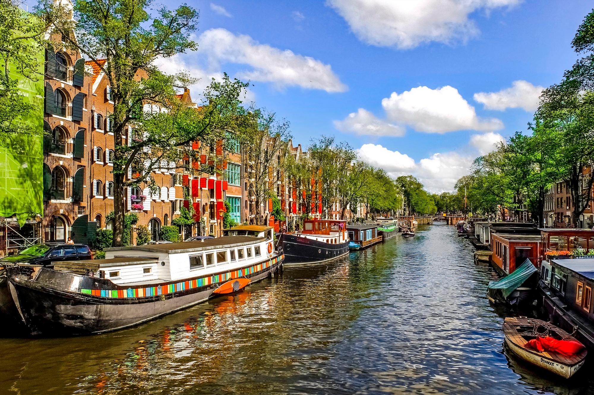 Una vista de los canales de la capital de los Países Bajos, Amsterdam, en primavera.
