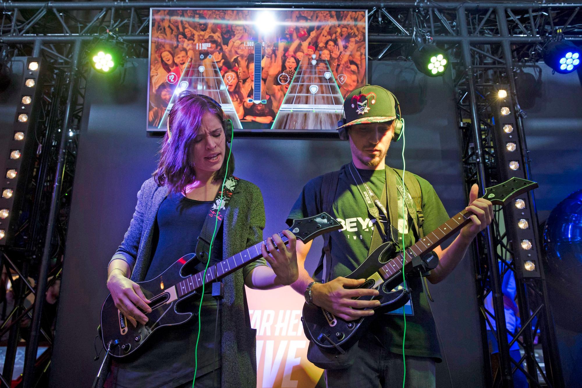 Adolescentes juegan con guitarras en la feria del videojuego Paris Game Week en París (Francia).