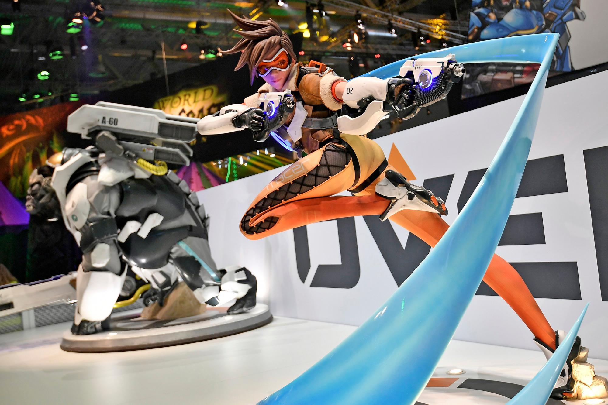 Personajes del videojuego Overwatch en el Gamescon de Alemania.