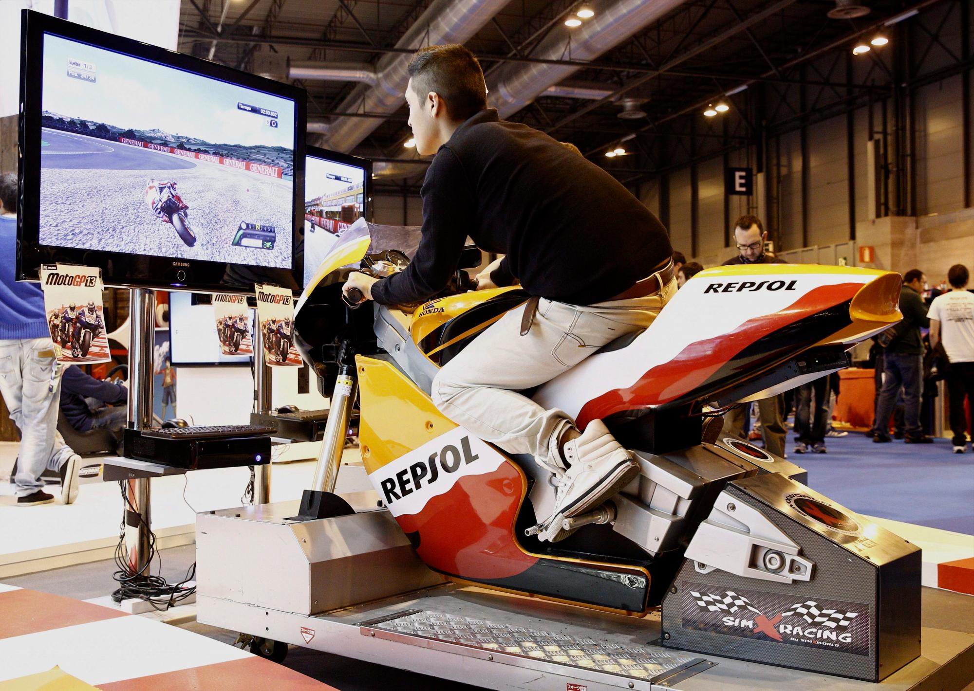 Un joven prueba un simulador durante la primera edición de Madrid Games Week, la gran feria del videojuego de España.
