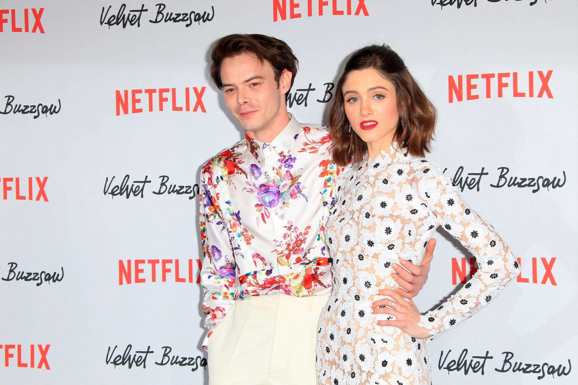 El actor británico Charlie Heaton  y la actriz estadounidense Natalia Dyer llegan al estreno de Netflix; en el Teatro Egipcio de Hollywood, Los ángeles, California, EE.UU., el 28 de enero de 2019. Esta plataforma está de moda entre los jóvenes.