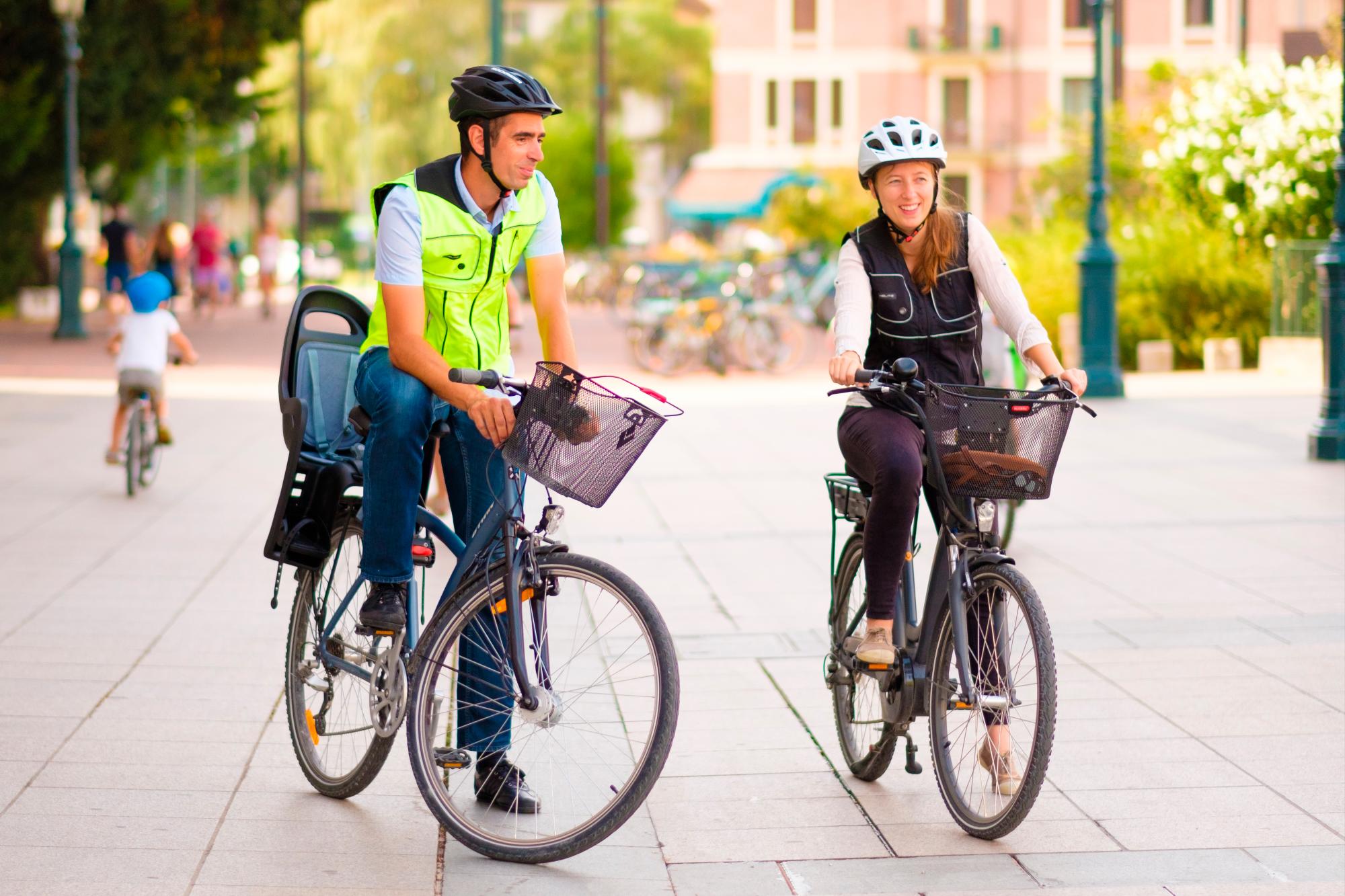 Dos ciclistas portan los nuevos airbags, un chaleco que se infla en milésimas de segundos.
