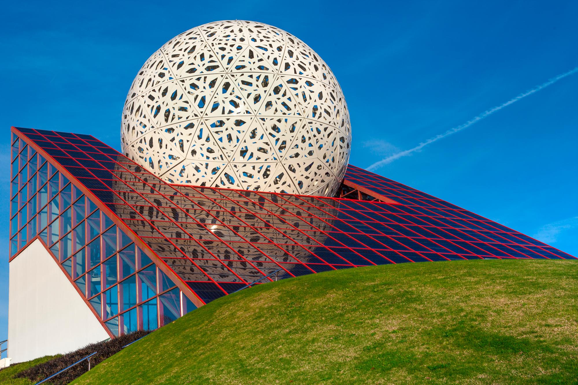 Imagen de la denominada bola de Futuroscope, ubicada en el edificio de una de las atracciones.