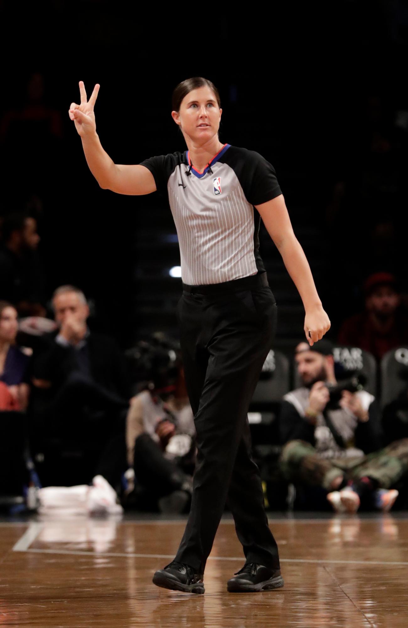 Natalie Sago ha debutado esta temporada como árbitro en la NBA. En la imagen, fechada el 18 de noviembre de 2018, Sago dirige el partido entre Los Ángeles Clíperes y los Brooklyn Nets en el Barclays Center de Brooklyn.