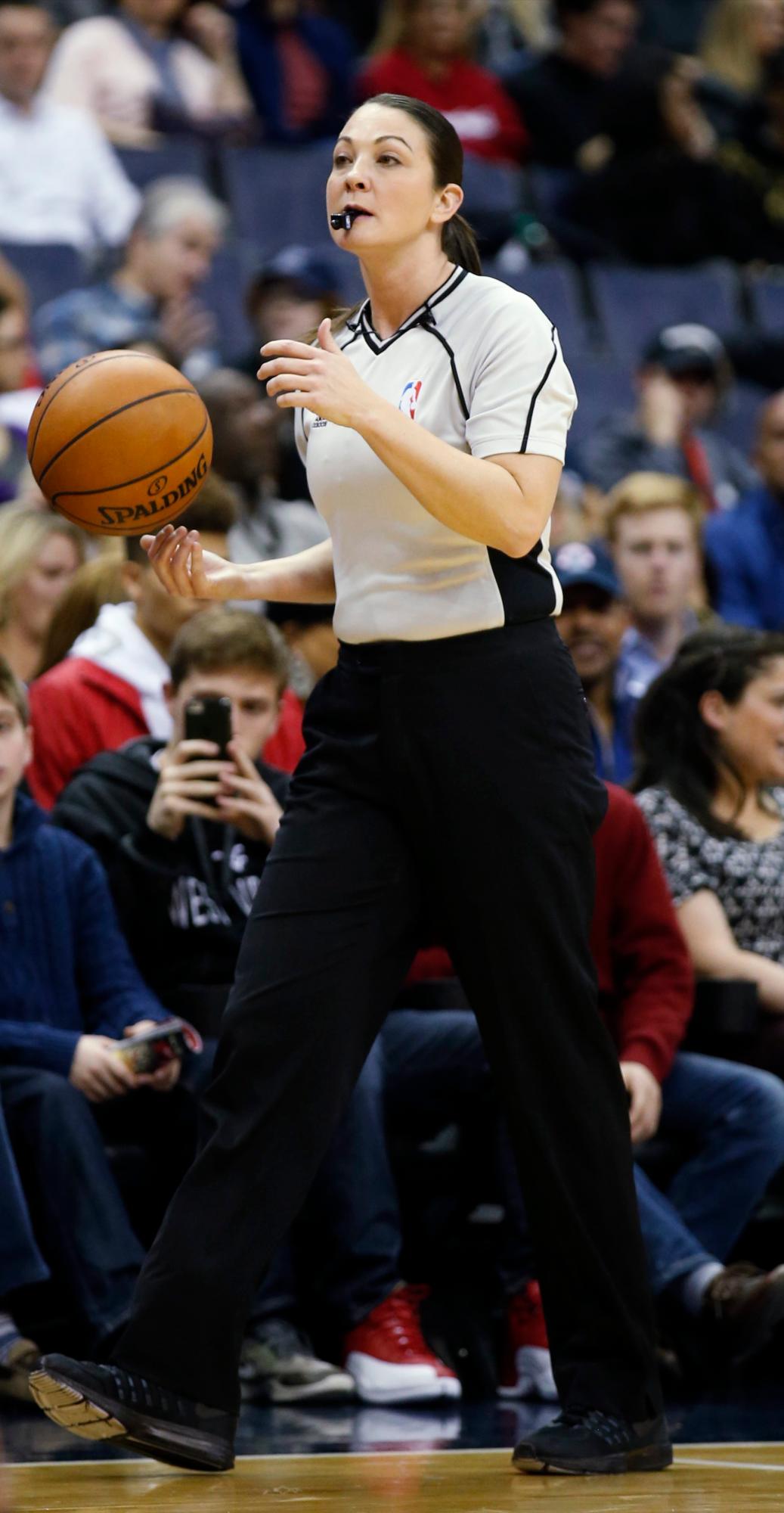 Lauren Holtkamp es la más veterana de las tres árbitras actuales de la NBA.