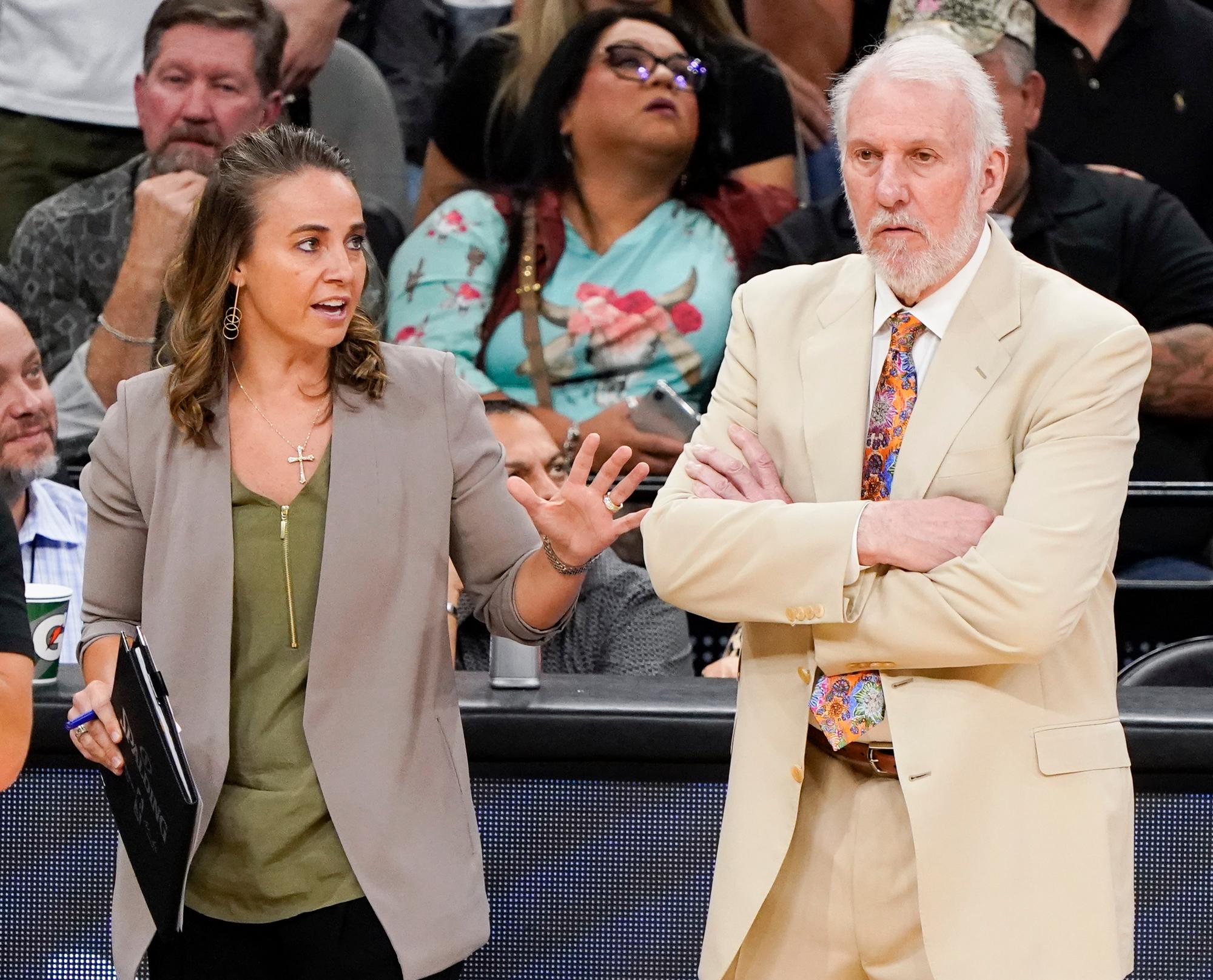 Gregg Popovich (d), entrenador en jefe de los San Antonio Spurs, y Becky Hammon, asistente del entrenador, durante un partido de baloncesto de la NBA entre Los Ángeles Lakers vs. San Antonio Spurs, el 27 de octubre de 2018, en San Antonio (EE.UU.)