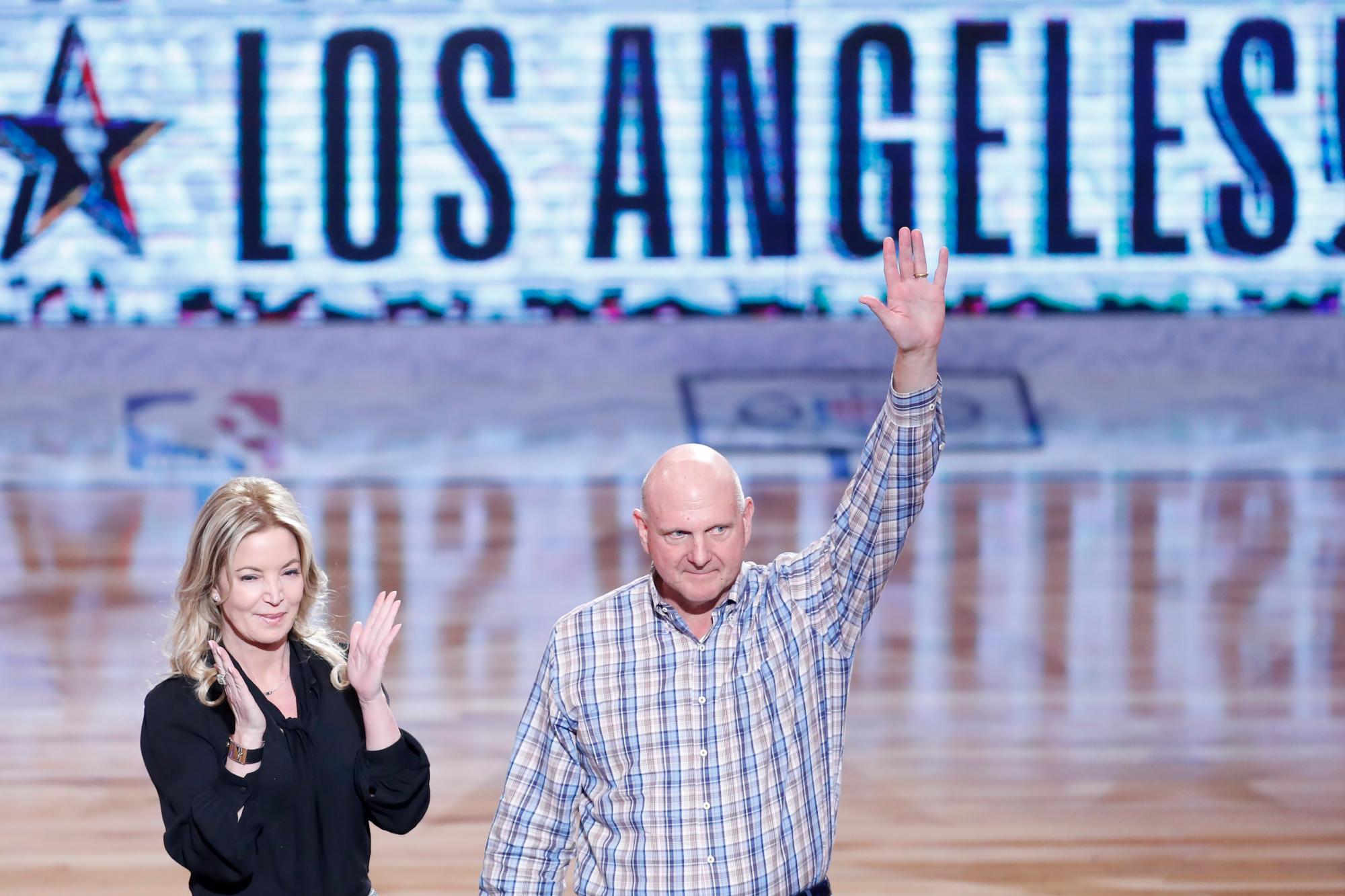 Imagen de archivo, de la presidenta de Los Ángeles Lakers Jeanie Buss (izquierda) y el dueño de Los Ángeles Clippers Steve Ballmer, el 18 de febrero de 2018.