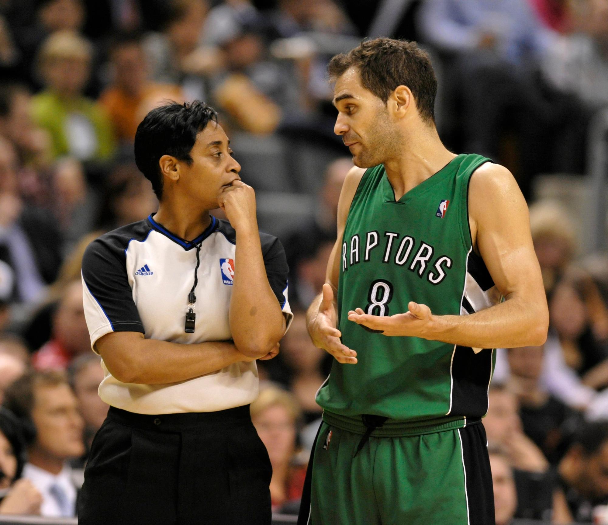 Violet Palmer, árbitra retirada en 2016, es uno de los referentes del avance de la mujer en la NBA. En la imagen, fechada el 18 de marzo de 2011, Palmer conversa con el entonces jugador de los Toronto Raptors, José Calderón.