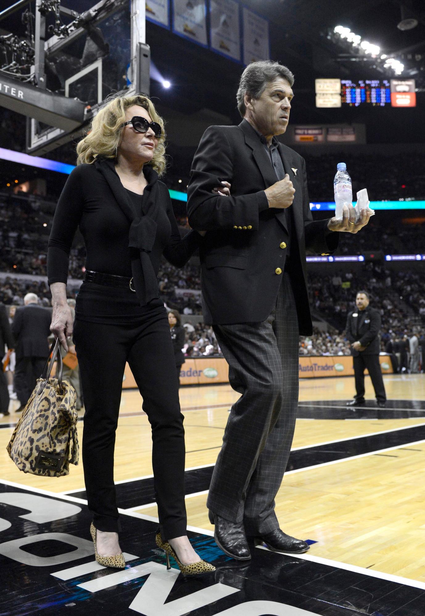 Imagen de archivo, fechada en San Antonio el 28 de mayo de 2012, de la dueña de los San Antonio Spurs, Julianna Hawn Holt, junto al entonces gobernador del estado de Texas, Rick Perry (dcha).