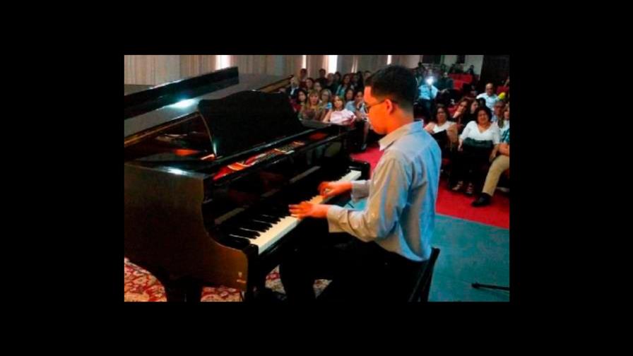 Ganó una beca en Berklee, pero no ha podido irse por falta de recursos