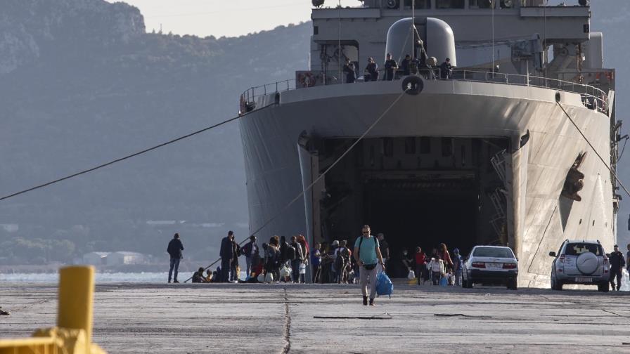 Grecia traslada a migrantes de islas sobrepobladas