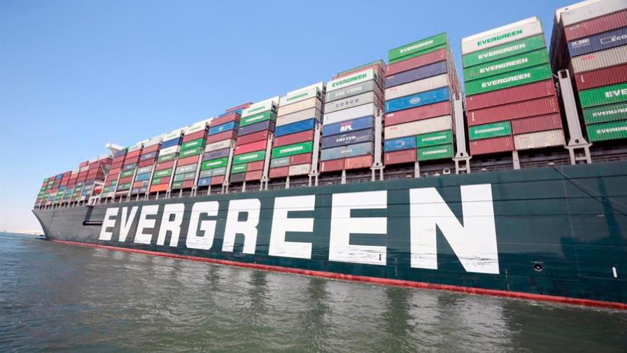 El “Ever Given” navega tras estar retenido desde marzo en el canal de Suez