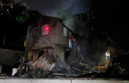 Un fuego reduce a cenizas varias viviendas en La Puya de Arroyo Hondo