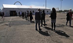 Dentista acude a vacunarse en Italia con un brazo falso