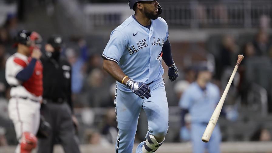 Hernández pega 2 jonrones; Azulejos vencen otra vez a Bravos