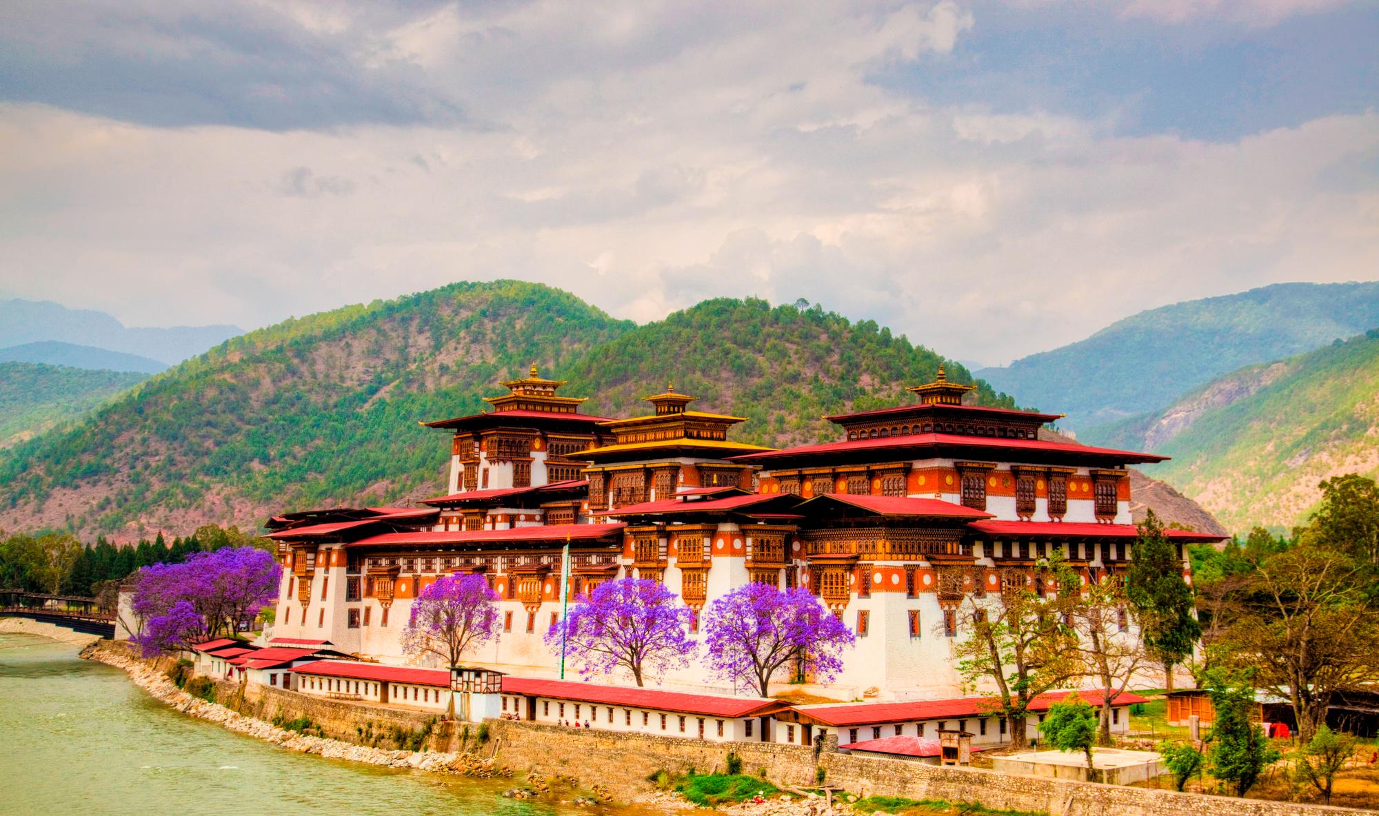 El Punakha Dzong es el centro administrativo del distrito de Punakha en esta ciudad de Bután.