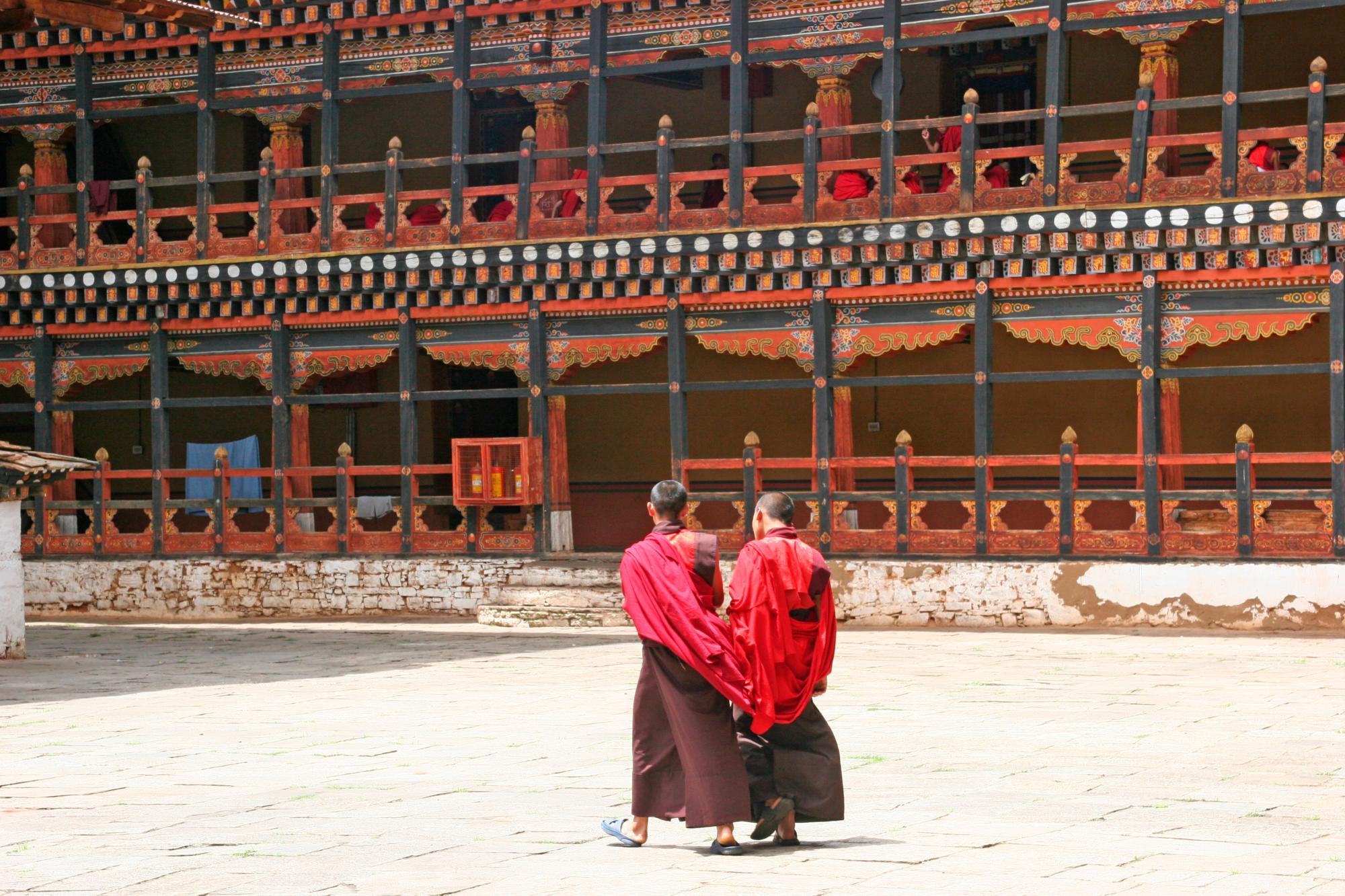 Monjes en Rinpung Dzong en el aeropuerto de Paro, en Bután.
