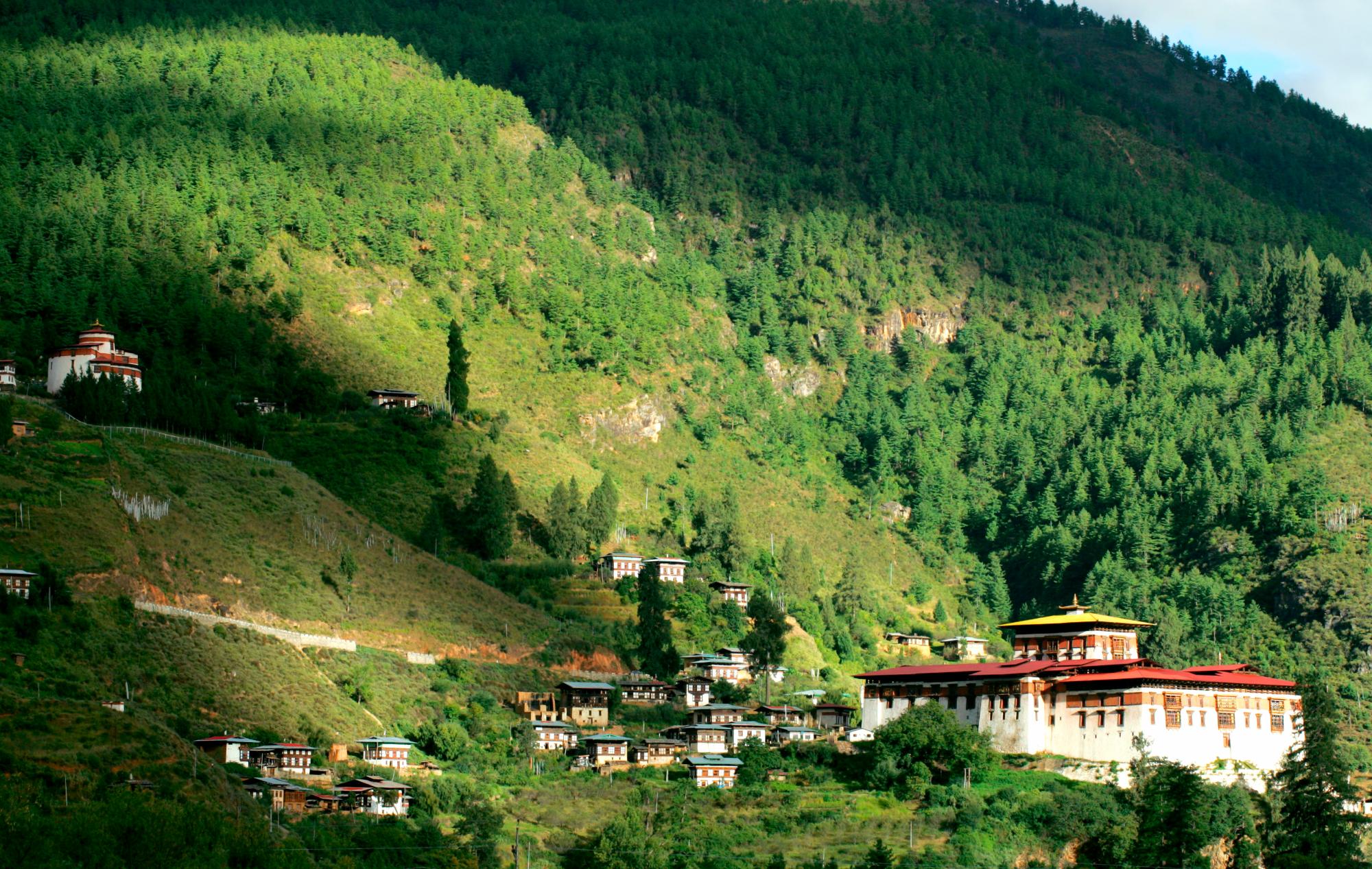 Imagen de unas casas diseminadas en una zona montañosa de Bután.