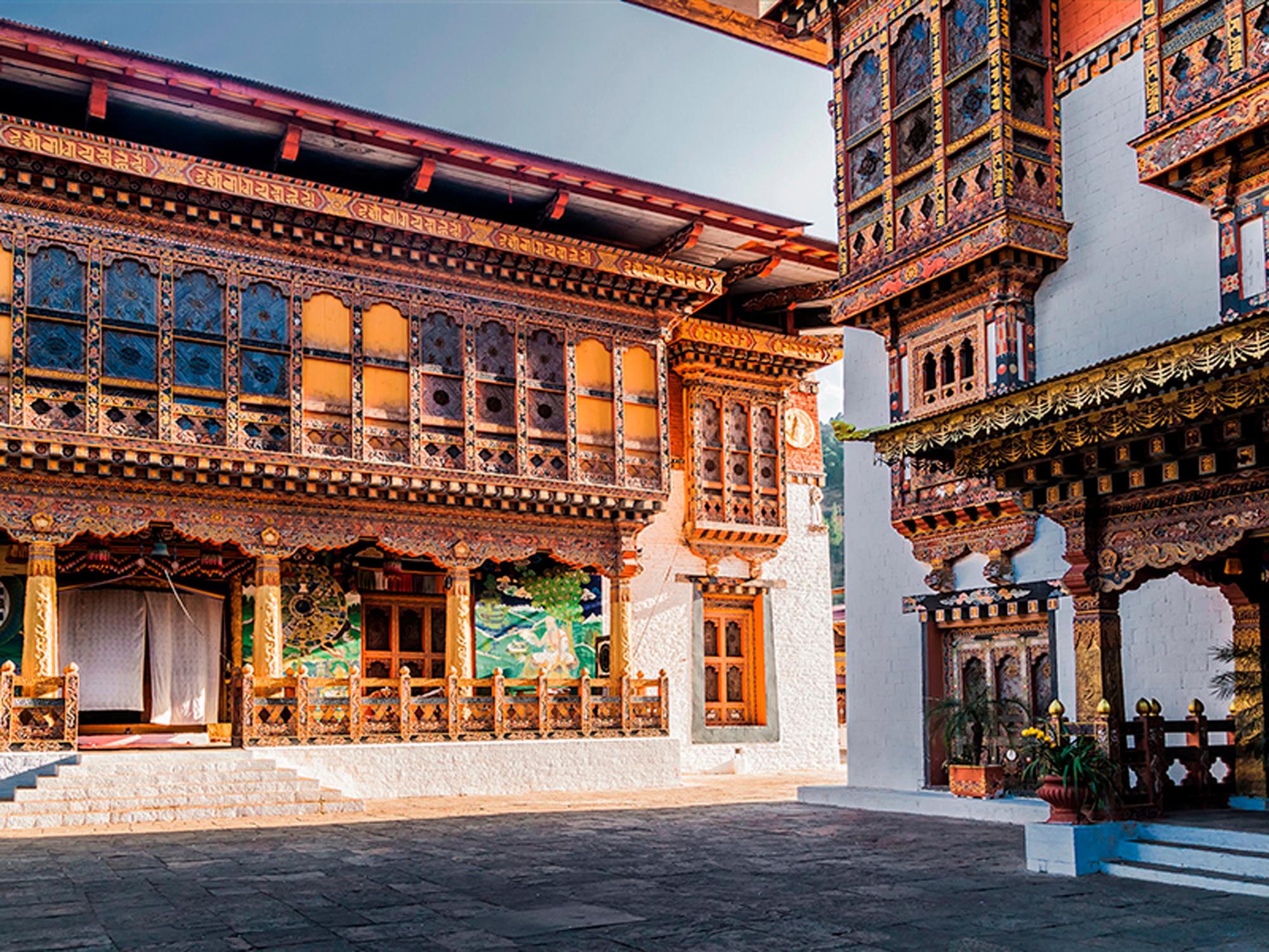 Imagen de una calle y adorno de fachadas en la capital de Bután, Timbu.