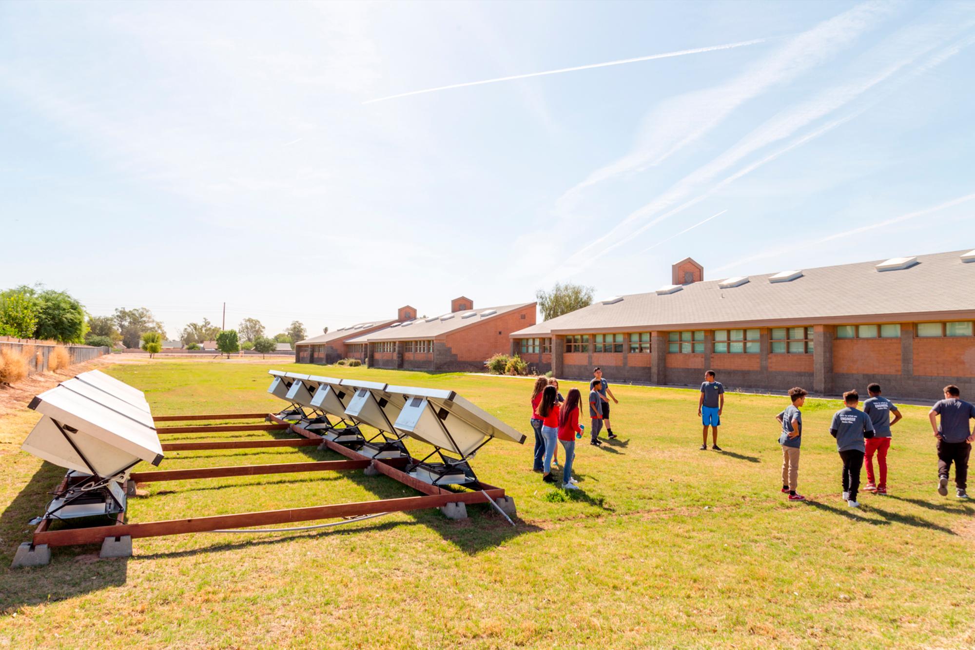 Imagen de unos hidropaneles situados en la escuela Copper King Elementary ubicada en Phoenix, Arizona, EE.UU.